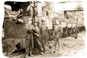 Mineros con su mascota Posando para la Foto